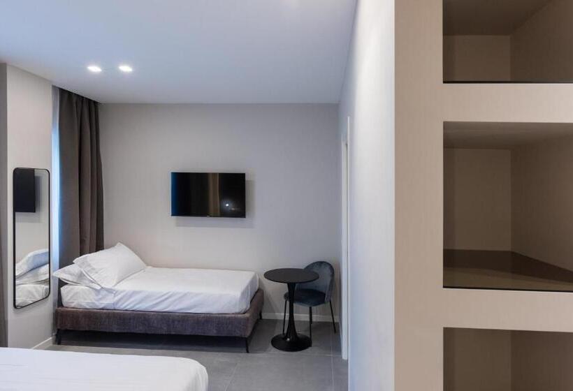 חדר סטנדרט לשלושה עם מרפסת, Il Pumo   Apulian Rooms Bari Savoia