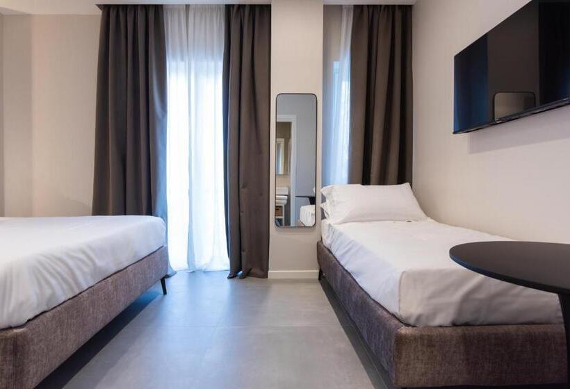 חדר סטנדרט לשלושה עם מרפסת, Il Pumo   Apulian Rooms Bari Savoia