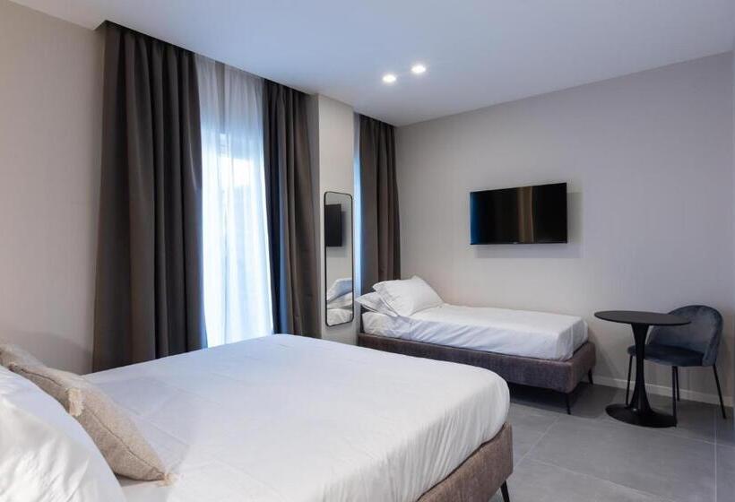 חדר סטנדרט לשלושה עם מרפסת, Il Pumo   Apulian Rooms Bari Savoia