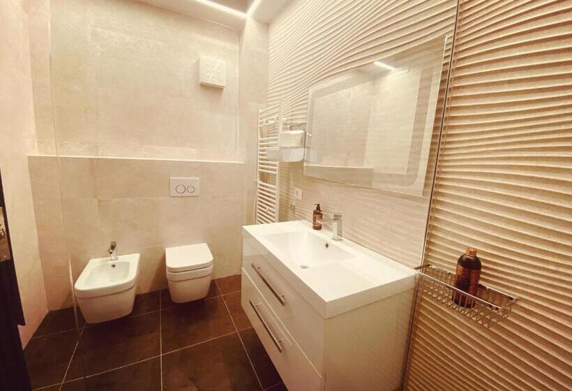 اتاق لوکس با بالکن, Tirana Central Rooms
