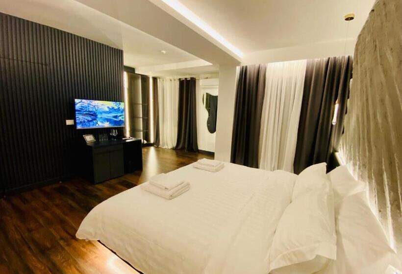 اتاق لوکس با بالکن, Tirana Central Rooms