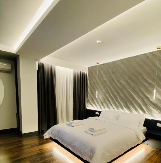 اتاق لوکس با بالکن, Tirana Central Rooms