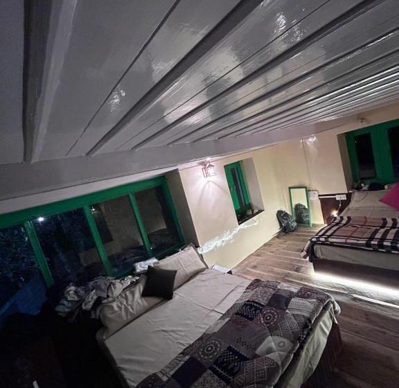 اتاق استاندارد چهار تخته, The Hidden Dorf Cottage