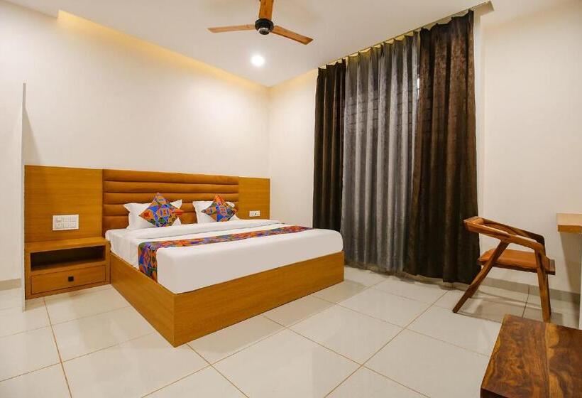 חדר אקזקיוטיב לשלושה, Fabhotel The Gravity Inn