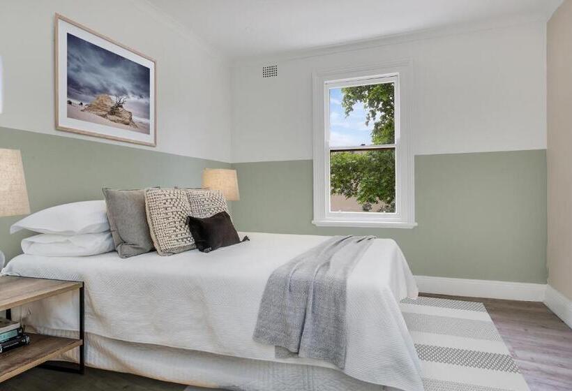 اتاق خانوادگی, Native Rose