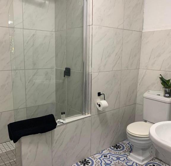 חדר משפחתי, On The Beach