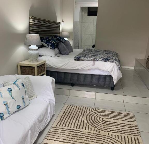 חדר משפחתי, On The Beach