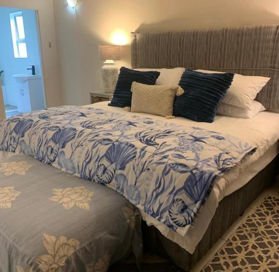 חדר דלוקס, On The Beach