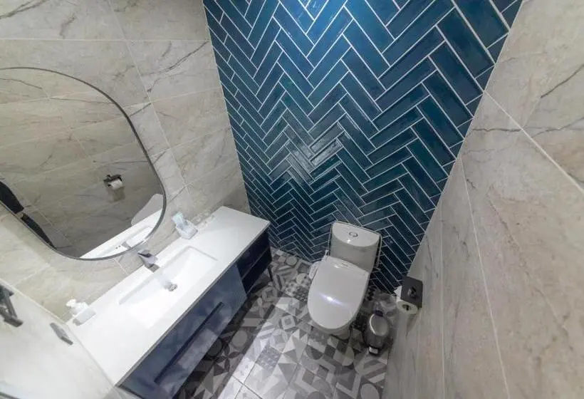 اتاق خانوادگی با چشم‌انداز جانبی دریا, The Ocean House