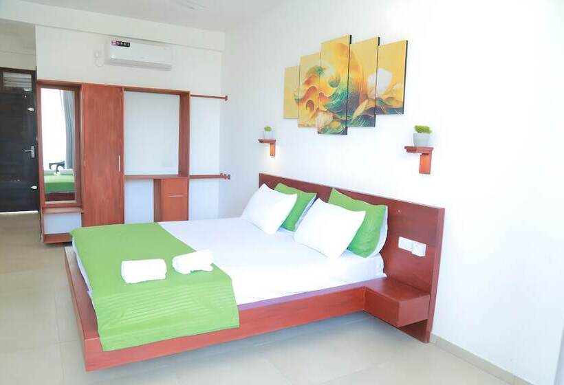 디럭스 트리플 룸, Travellers Hotel Hikkaduwa