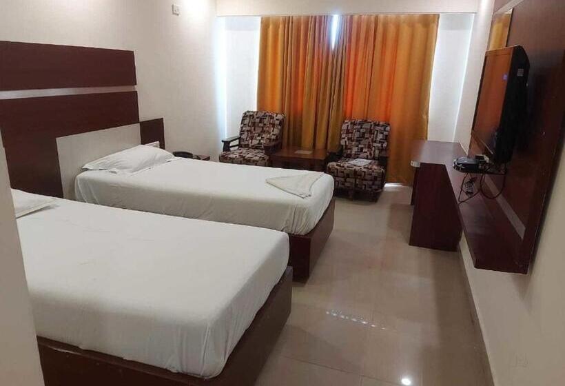 חדר סטנדרט לשלושה, Fabhotel Golden Way