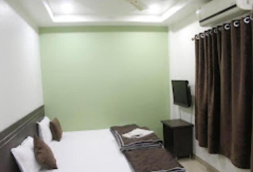 キングサイズベッドのデラックスルーム, Preetam Aurangabad