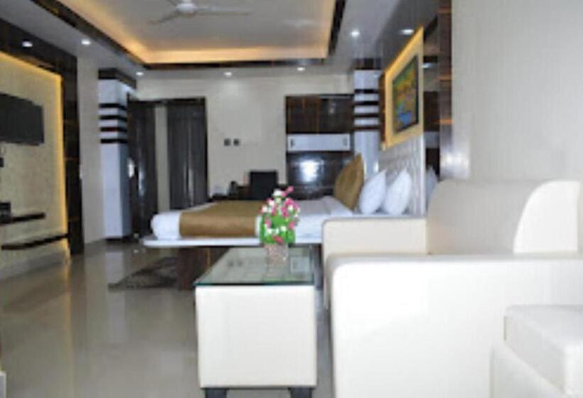 חדר דחוקס עם מיטת קינג, Saraswati Inn,aurangabad