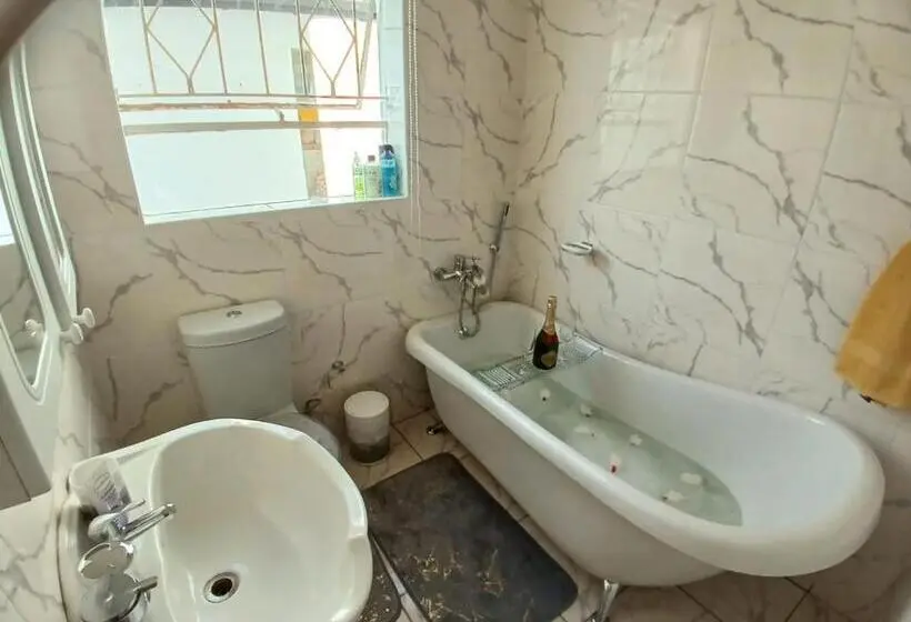 اتاق استاندارد, Sbukosezwe Guest House