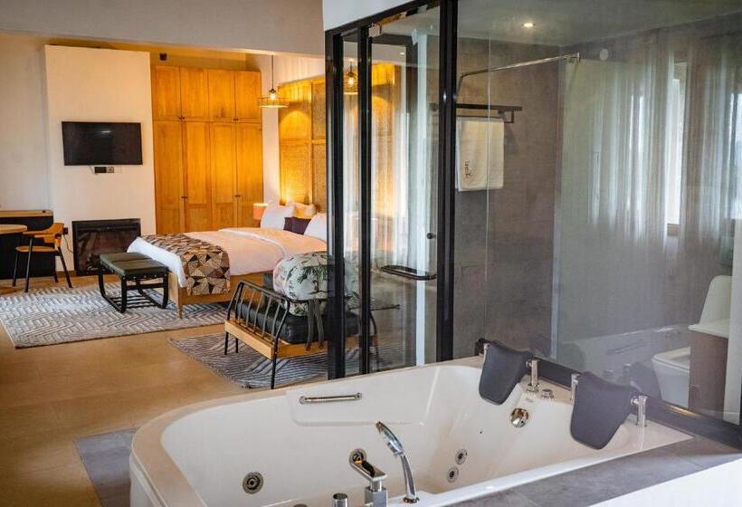 Suite with lake view, Tabebuia Spa And Safari Resort