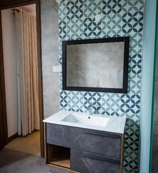 Suite with lake view, Tabebuia Spa And Safari Resort