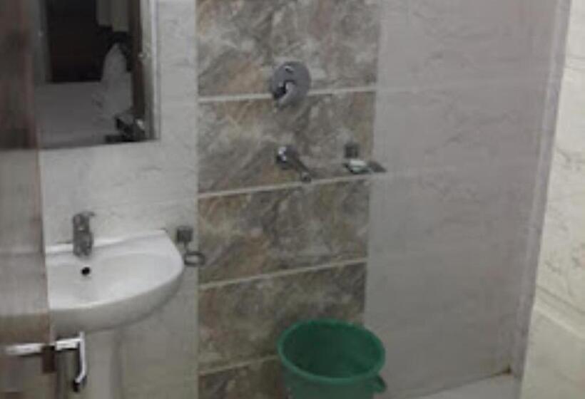 חדר דחוקס עם מיטת קינג, Vinayak International