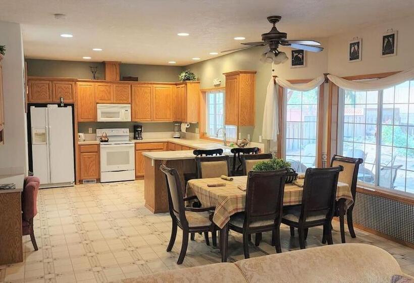 Dom 4 Sypialnie, A Wine Country Home In Yamhill County