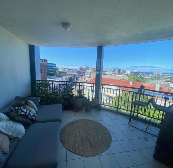 غرفة قياسية حمام مشترك, It S Paradise Here, Private Room With Breakfast And 2 Cats