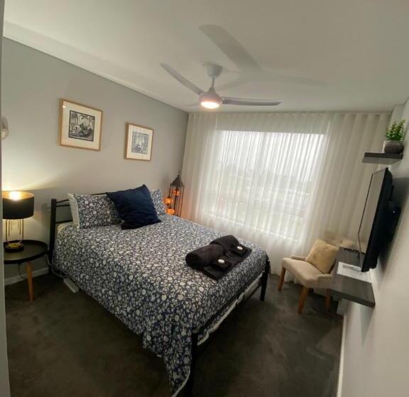 غرفة قياسية حمام مشترك, It S Paradise Here, Private Room With Breakfast And 2 Cats