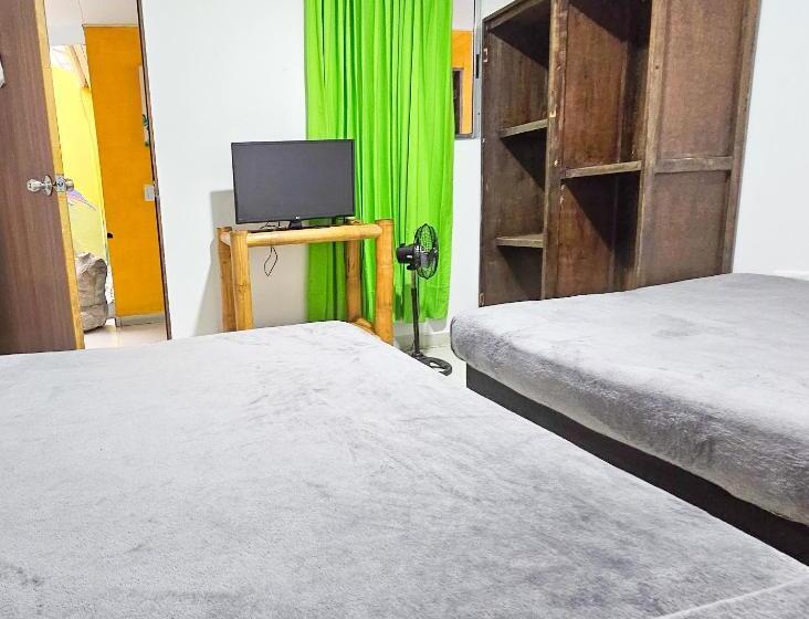 اتاق خانوادگی با سرویس بهداشتی مشترک, La Mercedes Lite Hostal By Mh