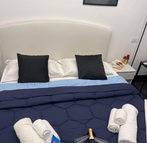 اتاق استاندارد سه تخته با بالکن, Lux House Naples Airport