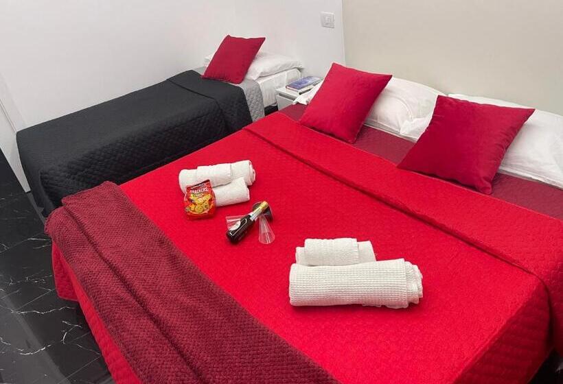 اتاق استاندارد سه تخته با بالکن, Lux House Naples Airport