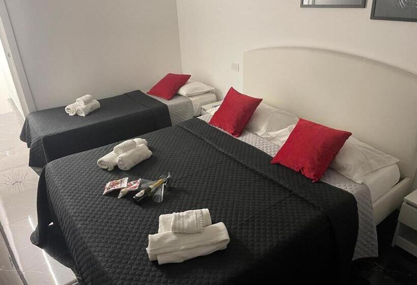 اتاق استاندارد سه تخته با بالکن, Lux House Naples Airport