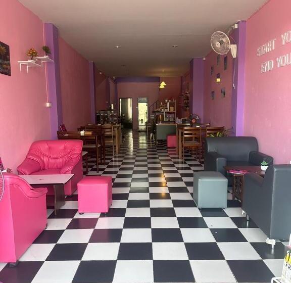 اتاق استاندارد یک تخته با سرویس بهداشتی مشترک, Madam Guesthouse