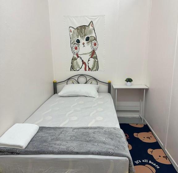 اتاق استاندارد یک تخته با سرویس بهداشتی مشترک, Madam Guesthouse