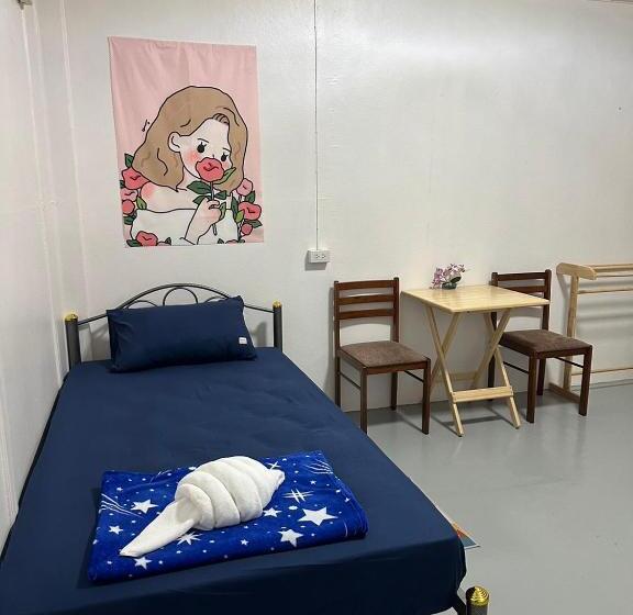اتاق استاندارد سه تخته با سرویس بهداشتی مشترک, Madam Guesthouse