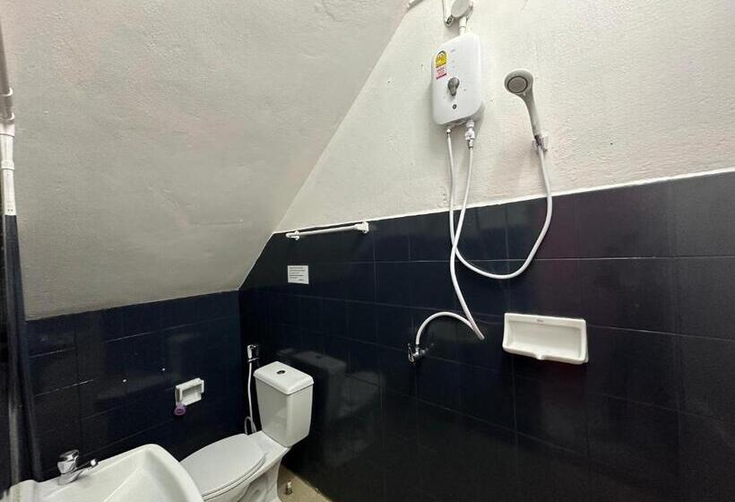 스탠다드 트리픔 룸 공동욕실, Madam Guesthouse