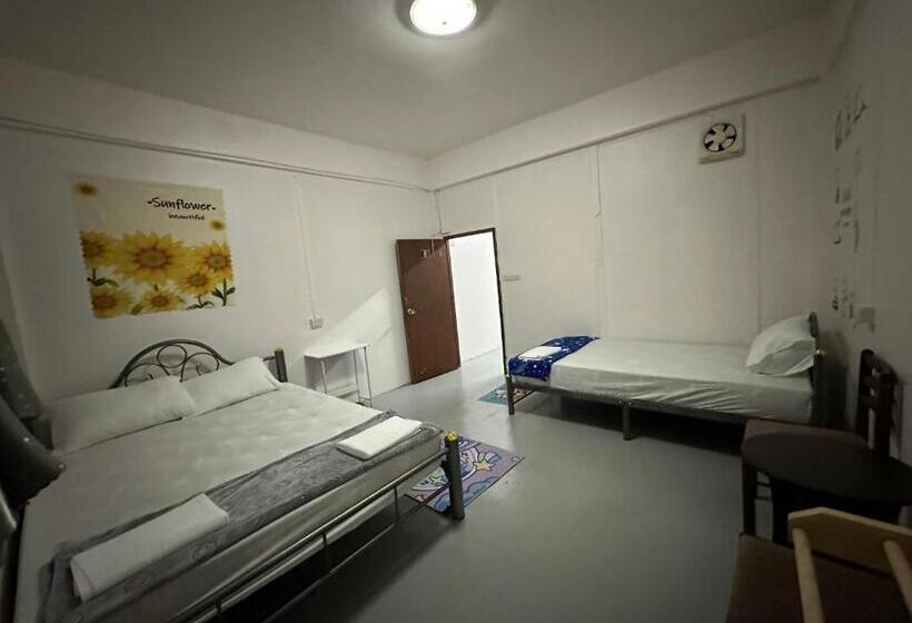 اتاق استاندارد سه تخته با سرویس بهداشتی مشترک, Madam Guesthouse