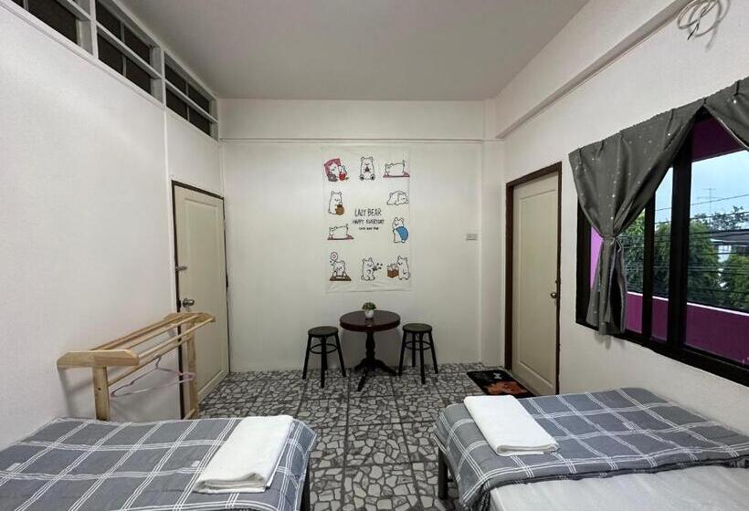اتاق استاندارد با سرویس بهداشتی مشترک, Madam Guesthouse