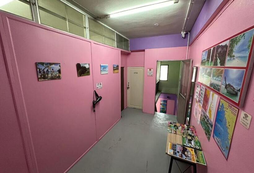 اتاق استاندارد یک تخته با سرویس بهداشتی مشترک, Madam Guesthouse