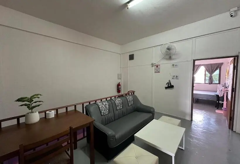 اتاق استاندارد سه تخته با سرویس بهداشتی مشترک, Madam Guesthouse