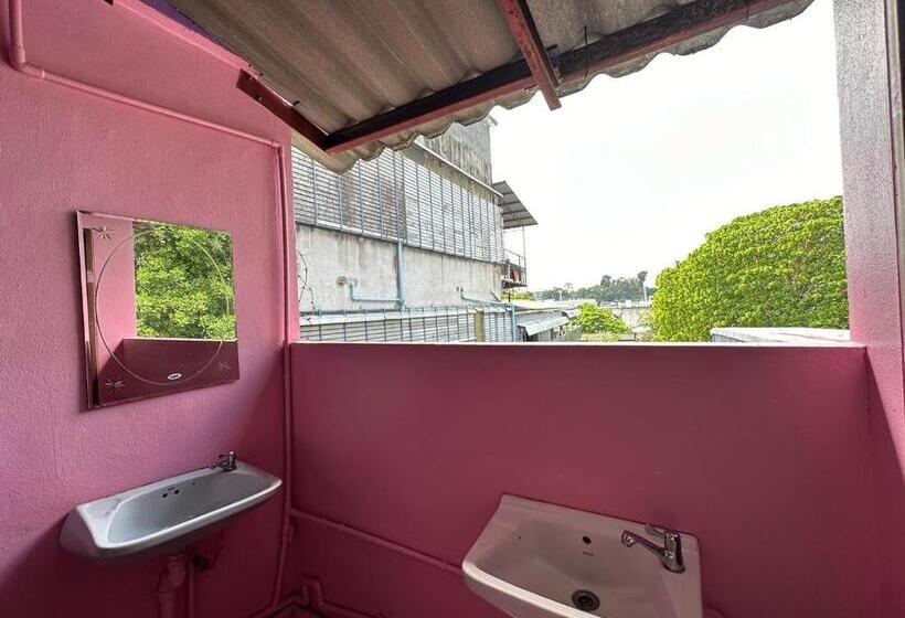 اتاق استاندارد با سرویس بهداشتی مشترک, Madam Guesthouse