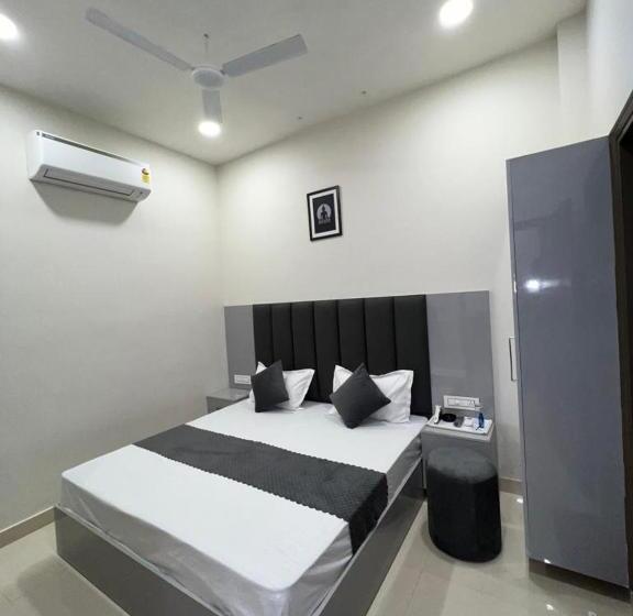 Deluxe-huone King-vuode, The Grand Inn Ludhiana Super King Rooms Special For Families, Couples, Corporate, Solo Travell