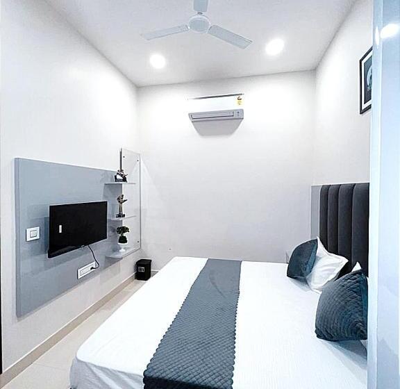 Deluxe-huone King-vuode, The Grand Inn Ludhiana Super King Rooms Special For Families, Couples, Corporate, Solo Travell