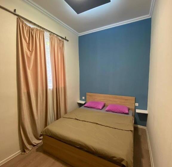 Economy Kamer, Paronyan Hostel