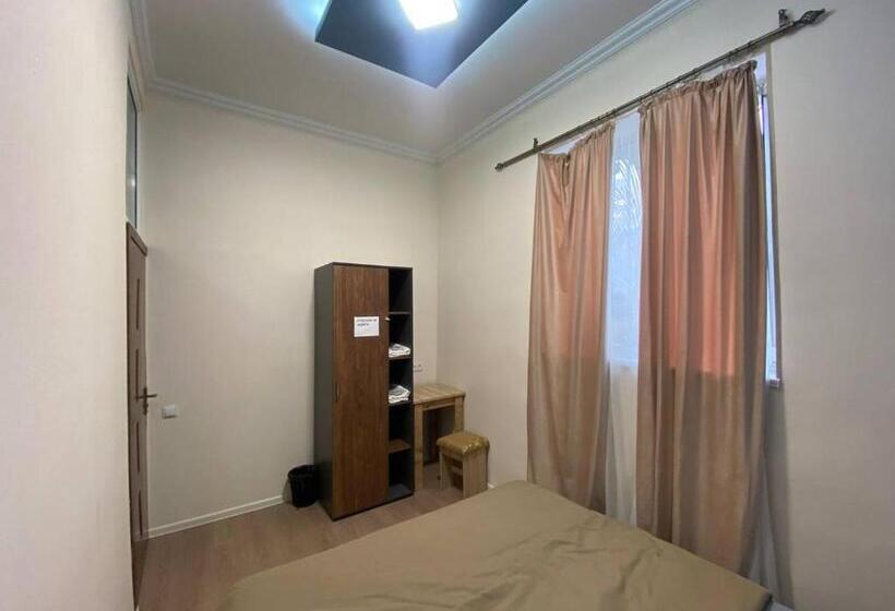 Economy Kamer, Paronyan Hostel