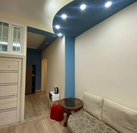 Economy Kamer, Paronyan Hostel