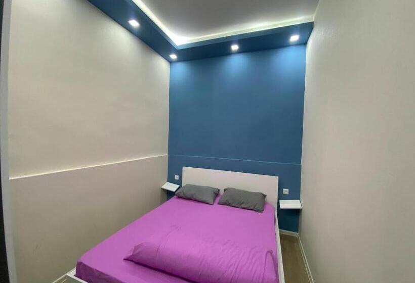 Economy Kamer, Paronyan Hostel