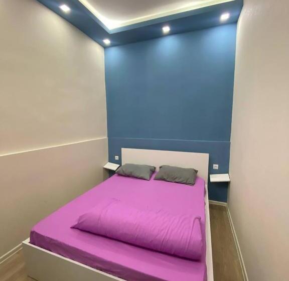 Economy Kamer, Paronyan Hostel