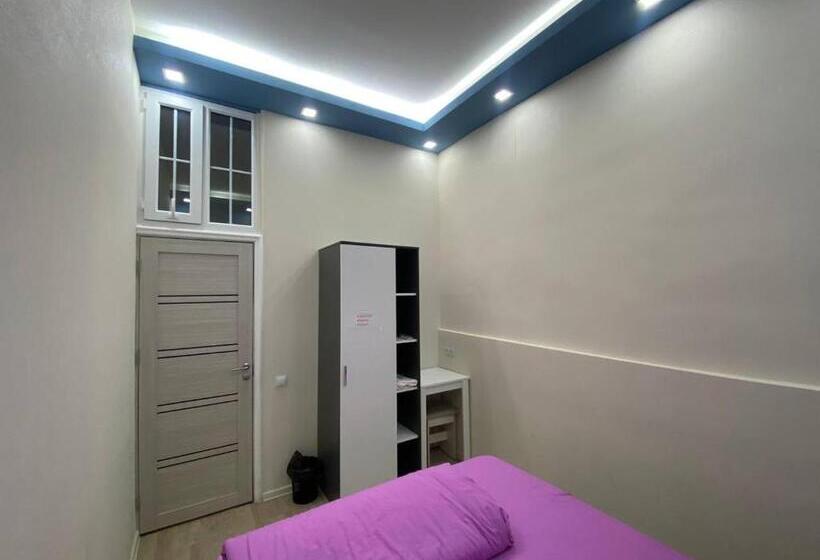 Economy Kamer, Paronyan Hostel