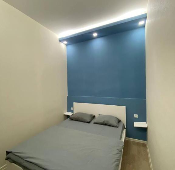 Economy Kamer, Paronyan Hostel