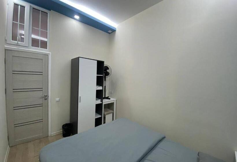 Economy Kamer, Paronyan Hostel