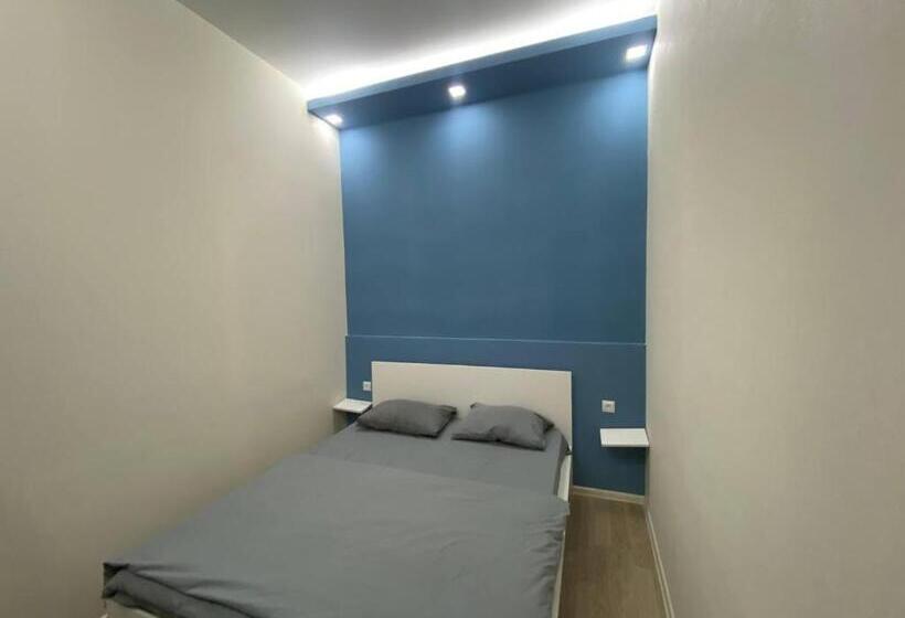 Economy Kamer, Paronyan Hostel