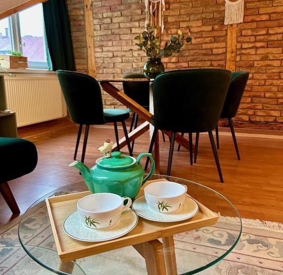 １ベッドルームアパートメント, Acme Apartments