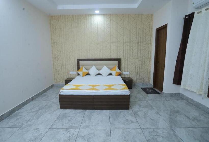 غرفة ديلوكس, Raghav Inn